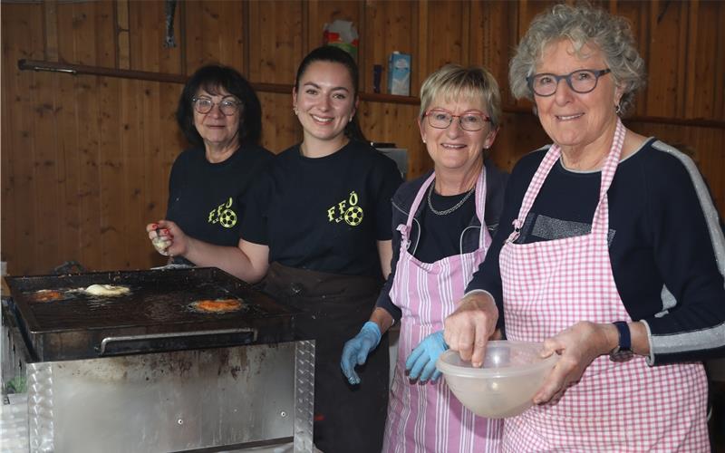 Fast 500 Semmelknödel in Handarbeit fürs Apfelfest hergestellt
