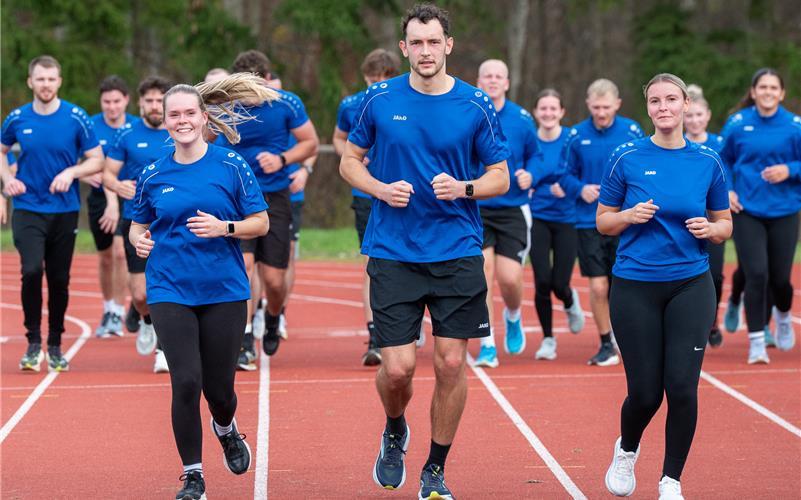 Fast jeden Tag trainieren die Polizeiobermeisteranwärter vom Herrenberger Standort der Polizeihochschule auf dem Sportplatz des SV Nufringen. Vorne von links: Lea Leonbacher, Jonathan Hruby und Ines Lohmüller mit ihren Klassenkameraden. GB-Foto: Vecsey
