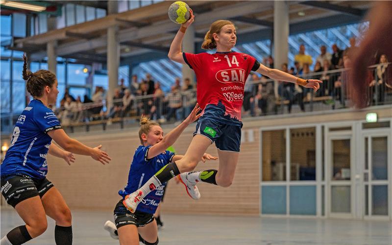 Fast schon eine symptomatische Szene: Wieder einmal entwischt Sofia Brand (rechts) dem Gegner. GB-Foto: Eibner/Kunz