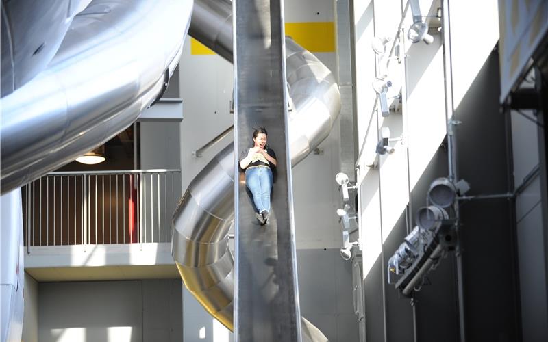 Prinzessinnen im Rausch der Geschwindigkeit Fast wie im freien Fall geht es auf dieser Rutsche im Sensapolis hinab GB-Foto: gb