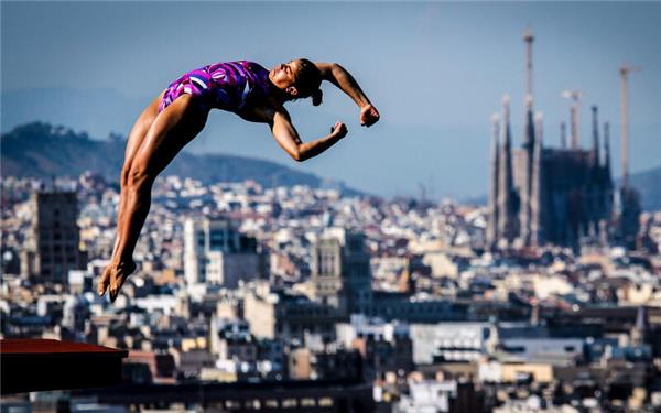Faszination Sport: Bei einem Turmspring-Wettkampf 2013 gelang Benjamin Lau eine außergewöhnliche Aufnahme. Alles hat in diesem Moment gepasst – die perfekte Sonneneinstrahlung, die dynamische Bewegung der Sportlerin und im Hintergrund mit der Sagrada Familia eines der bekanntesten Wahrzeichen Barcelonas. GB-Foto: Benjamin Lau