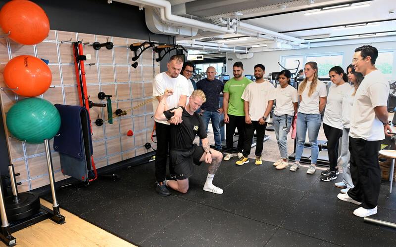 Faton Shahini (links) verdeutlicht seinen jüngeren Kolleginnen und Kollegen eine Behandlungstechnik.GB-Foto: Holom