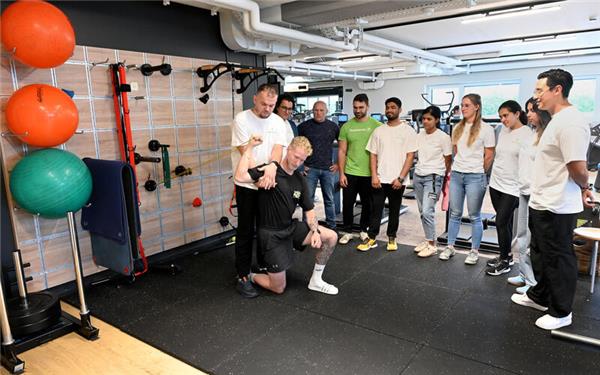 Faton Shahini (links) verdeutlicht seinen jüngeren Kolleginnen und Kollegen eine Behandlungstechnik.GB-Foto: Holom