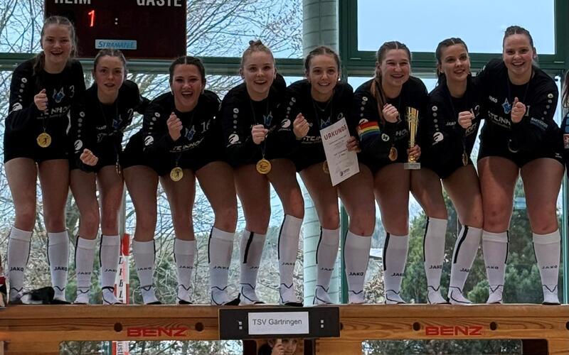 Faustball – Ohne Satzverlust marschierte die weibliche U18 des TSV Gärtringen durch die süddeutsche Meisterschaft im bayerischen Tannheim. In ihrer Vierergruppe holten die jungen Damen 6:0 Punkte und konnten sich mit dem Gruppensieg direkt für das Halbfinale qualifizieren. Dort schlug der TSV Gegner Bretten mit 2:0 und hatte damit bereits die Qualifikation für die deutsche Meisterschaft am 21./22. März in Calw in der Tasche. Gegner im Finale war erneut Tannheim. Die Gäu-Fünf schüttelte sich nach einem misslungenen Start beim 1:5 kurz und riss das Spiel nach einer Auszeit an sich. Am Ende stand ein sicherer 2:0-Erfolg. Für den TSV Gärtringen spielten Cara Boog, Jule Tomas, Emma Hornikel, Isabella Reutter, Mia Haug, Lea Thibor, Nadine Schneider und Lucy Hornikel. gb/GB-Foto
