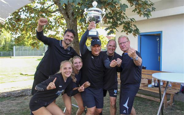 Faustball – Zehn Mannschaften, bestes Spätsommerwetter und ein TSV-Gelände in Feierlaune: Die Faustball-Abteilung des TSV Gärtringen hat ihre 30. Ortsmeisterschaft ausgetragen. Wie immer spielten bunt zusammengewürfelte Teams mit fantasievollen Namen, in denen erfahrene Faustballerinnen und Faustballer neben Teamkolleginnen und -kollegen standen, die den Ball zum ersten Mal über die Leine schlugen – vom jungen TSV-Faustballnachwuchs als „Die Zwerge“ über eine Mannschaft des Deutschen Zentrums für Luft- und Raumfahrt bis zu den ehemaligen aktiven Faustballern von „Dirty Harry“ oder auch einem gemischten Team aus TSV-Jugend-Faustballern und der Jugend des RV Gärtringen. Im Spiel um Platz drei setzte sich der „FC Stadtbild“ gegen „Dirty Harry“ durch. Im Endspiel behielt „Faust & Furios“ (im Bild), das Team um TSV-Präsident Jürgen Vetter, gegen „Die Ersatzspieler“ die Oberhand. gb/GB-Foto: Löhnert