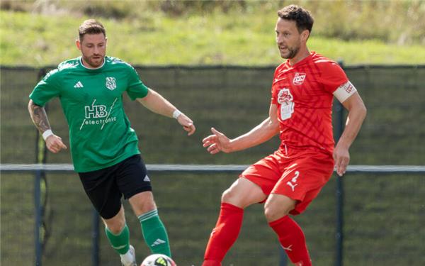 Fehler im Aufbauspiel minimieren: Markus Kaupp (rechts) im Zweikampf mit Deckenpfronns Timo Schwarz. GB-Foto: Eibner/Kala