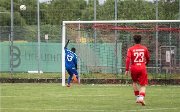 „Fehlschuss der Saison“: Yusuf Sillah bringt die Kugel nicht im leeren Tor unter, von der Latte springt der Ball zurück. Foto: Schmidt