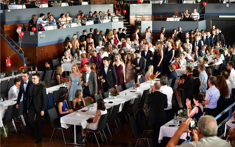 Feierlicher Moment: Einmarsch der Abiturienten in der Stadthalle GB-Foto: Holom