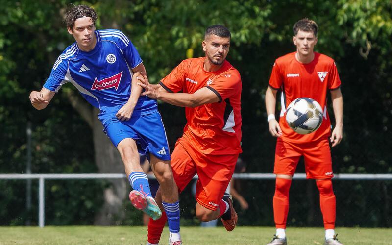 Felipe Arellano Torres (VfL Sindelfingen) zieht ab, Weilimdorfs Samir Genc kann dem Abschluss nur hinterherschauen. GB-Foto: Eibner/Naman Kala