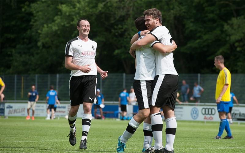 Fertigmachen zum Jubeln: Die Fußballer (hier die Oberjettinger Fabian Seeger und Jorrid Eyler, von links) müssen den Körperkontakt im Spiel und im Zweikampf nicht länger meiden GB-Foto (Archiv): Schmidt