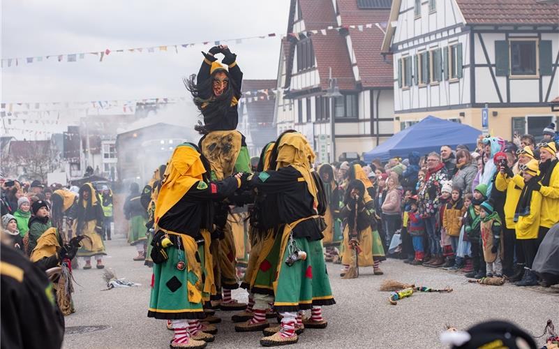 Fest in Narrenhand: Deckenpfronn am Samstag beim Fasnetsumzug.GB-Foto: Vecsey