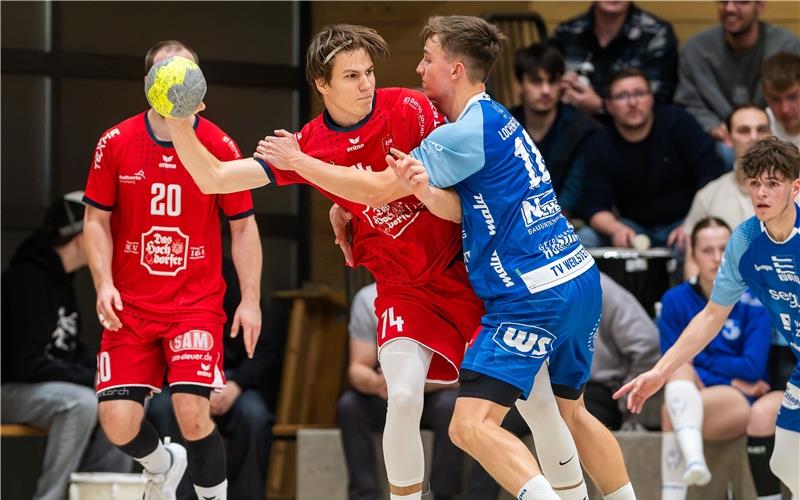 Festgemacht: Paul Lewe (am Ball) kommt gegen Weilstettens Felix Funke nicht zum Abschluss. GB-Foto: Eibner/Florian Schust