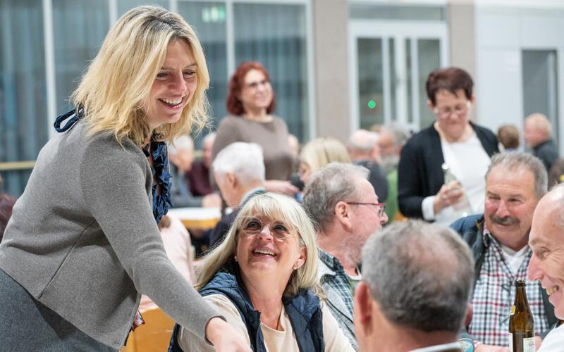 Festrednerin Sarah Schweizer begrüßte die Gäste persönlich. GB-Foto: Vecsey