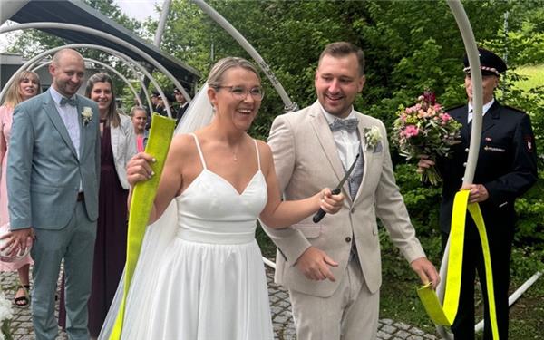 Feuerwehr, Fußball und viel Gefühl: Marcel und Chiara sagten Ja