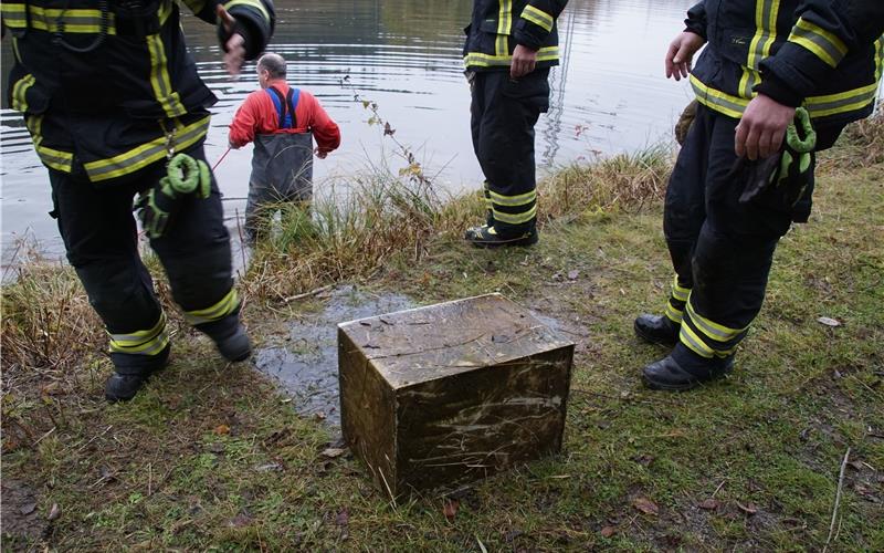 Feuerwehr fischt Tresore aus dem Goldbachsee