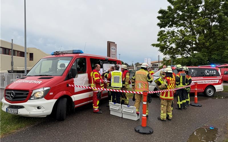 Feuerwehr probt den Fall eines Lecks, aus dem Gefahrenstoffe auslaufen. GB-Foto: gb