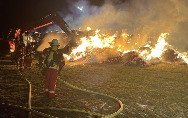 Großeinsatz der Feuerwehr: 200 Strohballen brennen zwischen Sulz und Oberjettingen Feuerwehreinsatz in der Nacht: Bei Sulz am eck brennen 200 StrohballenGB-Foto: SDMG/Schulz