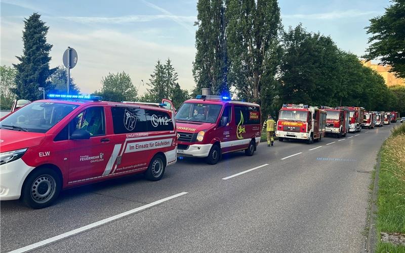 Brandalarm im Schönbuchtunnel: Feuerwehren rücken am Mittwochmorgen aus Feuerwehren aus der weiteren Umgebung warten auf ihren Einsatz im Schönbuchtunnel, können dann aber wieder abrücken.GB-Foto: Feuerwehr Herrenberg