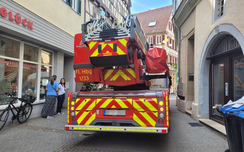 Feuerwehrfahrzeuge folgen in der Altstadt einer akribisch geplanten Einbahnstraßen- und Befahrbarkeitsregelung. Die Drehleiter zum Beispiel würde es nicht um jede beliebige Ecke schaffen. GB-Foto: Feuerwehr