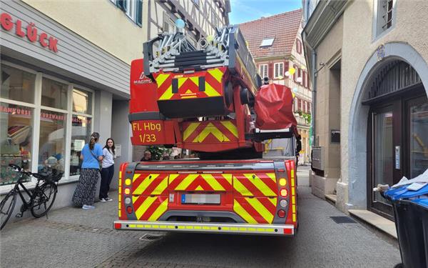 Feuerwehrfahrzeuge folgen in der Altstadt einer akribisch geplanten Einbahnstraßen- und Befahrbarkeitsregelung. Die Drehleiter zum Beispiel würde es nicht um jede beliebige Ecke schaffen. GB-Foto: Feuerwehr