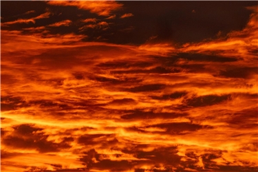 Feuriger Morgenhimmel über Herrenberg lädt zum Träumen ein ... Von Christian Dziobek.