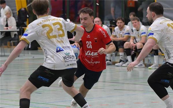 Finn Seemann (rechts): Mit zunehmender Spielzeit gab es für die Herrenberger Spieler kaum noch ein Durchkommen gegen die Oeffinger Abwehr. GB-Foto: Gebhardt