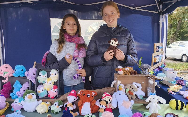 Finnja Dietz (10) und Linnea Vida (14) verkauften draußen selbst gehäkelte Produkte.GB-Foto: Straub
