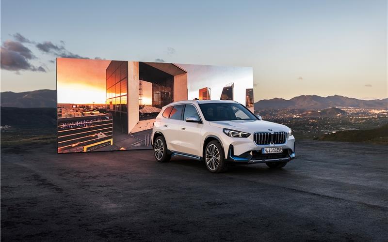 Freiheit und Unabhängigkeit FlacheLED-Scheinwerfer,eine große, nahezu quadratischeBMW-Niere undx-förmig nach außen ziehende Linien:Der neue BMWiX1 xDrive30 inMineralweiß-MetallicGB-Fotos:Fabian Kirchbauer