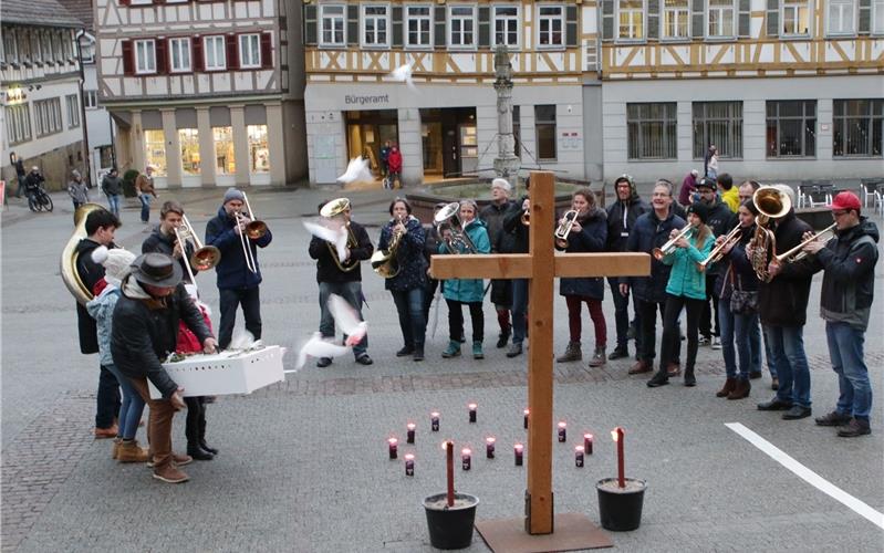 Flashmob mit Blasinstrumenten samt Start von weißen Tauben auf dem Marktplatz GB-Foto: Bäuerle