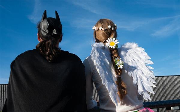 Fledermaus trifft Engel: Batmans neue Allianz? (gesehen beim Herrenberger Reit- und Fahrverein) GB-Foto: Schmidt