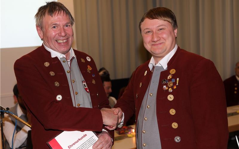 Florian Behr (rechts) ernannte Roland Haag zum Ehrenvorsitzenden des Musikvereines Unterjettingen – und betonte: „Er hat den Verein in zehn Jahren als Vorsitzender maßgeblich geprägt.“ GB-Foto: Priestersbach