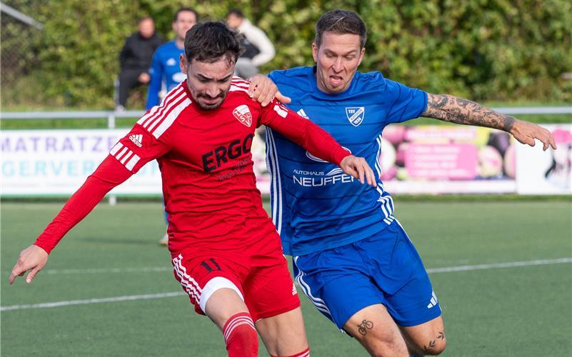 Florian Kopp (rechts) ist als Innenverteidiger immer eng am Gegenspieler. Hier bearbeitet er Oguz Yüksel im Spiel gegen den Türk. SV Herrenberg. GB-Foto: Vecsey