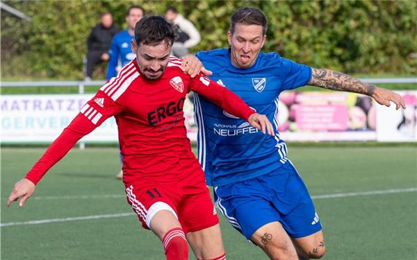 Florian Kopp (rechts) ist als Innenverteidiger immer eng am Gegenspieler. Hier bearbeitet er Oguz Yüksel im Spiel gegen den Türk. SV Herrenberg. GB-Foto: Vecsey