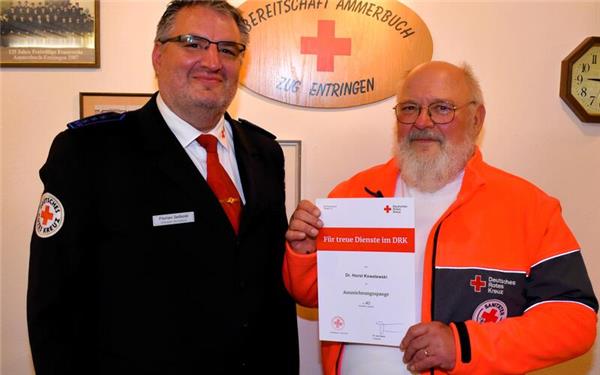 Florian Seibold (links) ehrte Dr. Horst Kowalewski. GB-Foto: Gieseler