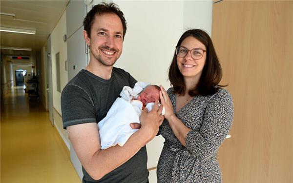 Florian und Johanna aus Bondorf freuen sich über ihren neugeborenen Sohn Hannes. GB-Fotos: Holom