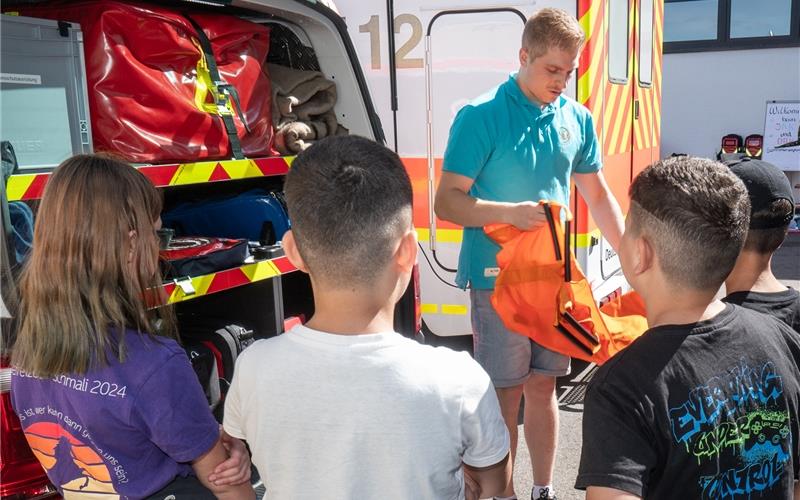 Florin Burghardt vom Jugendrotkreuz erklärt den Kindern das Innenleben eines Rettungswagens mit all seinen Utensilien. GB-Foto: Vecsey