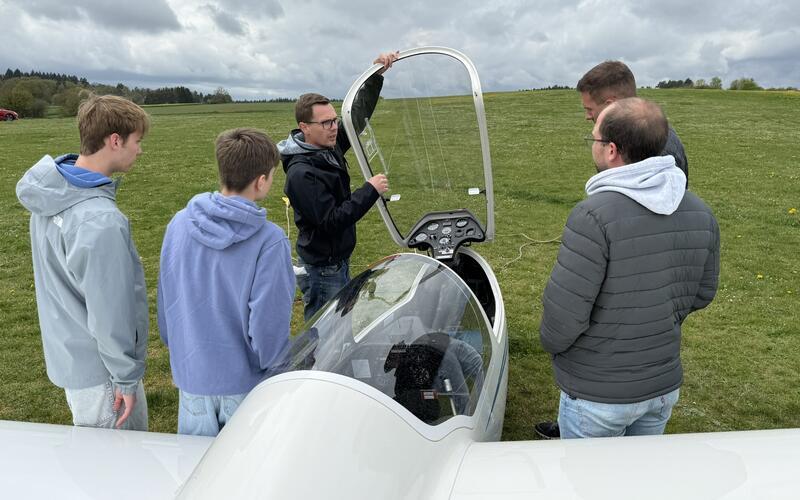 Fluglehrer Jan Goller (Mitte) erläutert beim Schnuppertag das Cockpit. GB-Foto: tho