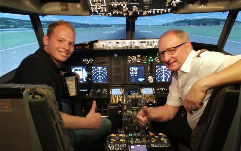 Flugsimulator „simINN“: Jelle Blikman (links) und Stephan Mack im Cockpit der Boeing 737GB-Foto: Cakir