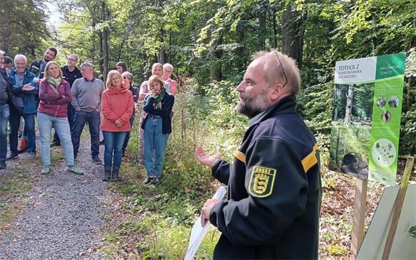 Forstrevierleiter Winfried Seitz spricht beim Waldbegang über die Erfolge des Totholzkonzepts. GB-Foto: gb