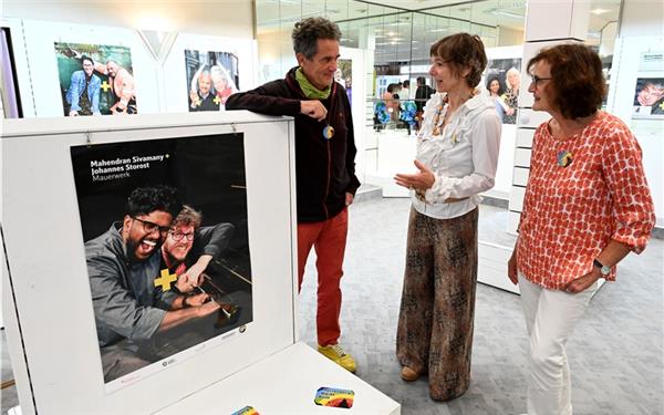 Fotograf Wolfgang Schmidt im Gespräch mit Maya Wulz (Mitte) und Renate Steible-Bernhard von „Herrenberg bleibt bunt“ in der neuen Ausstellung „Gemeinsam halten wir Herrenberg am laufen“, die bis 12. Juli zunächst im „KunstWerk“ zu sehen ist. GB-Foto: Holom
