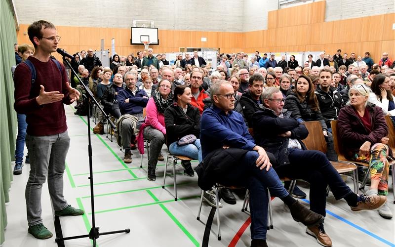 Fragen, Beschwerden und Diskussionsbedarf gab es wegen der Flüchtlingsunterbringung. GB-Fotos: Holom