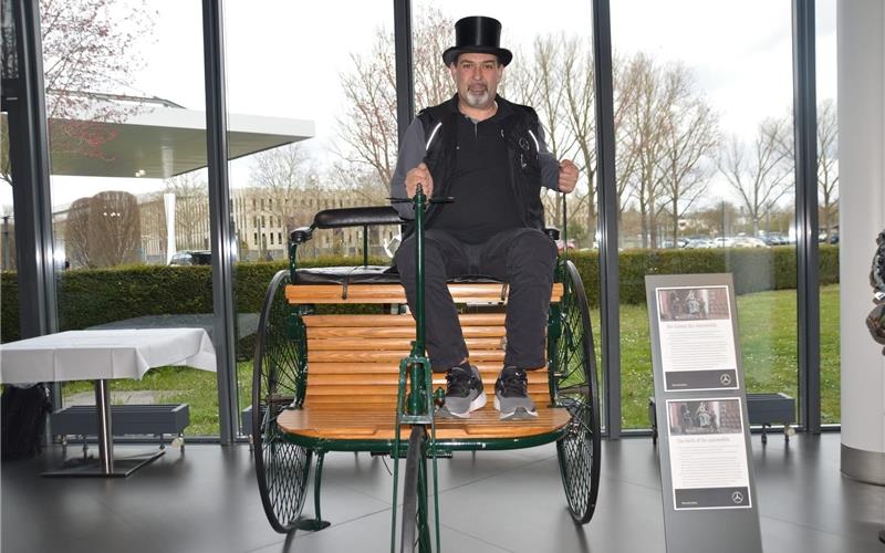 Francesco Frasca sitzt auf einem Nachbau eines Benz-Patent-Motorwagens. Das Fahrzeug ist im Kundencenter ausgestellt. GB-Foto: Krauter