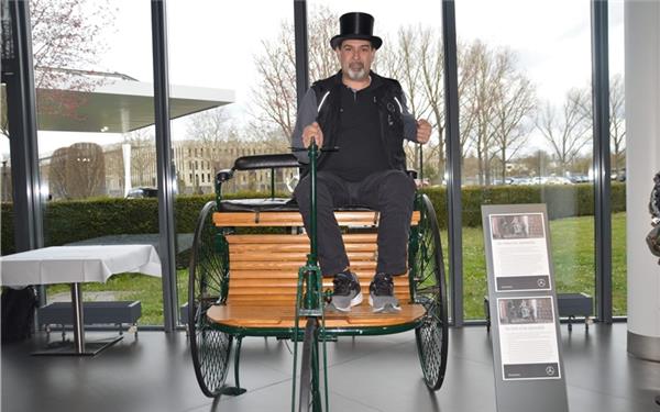 Francesco Frasca sitzt auf einem Nachbau eines Benz-Patent-Motorwagens. Das Fahrzeug ist im Kundencenter ausgestellt. GB-Foto: Krauter