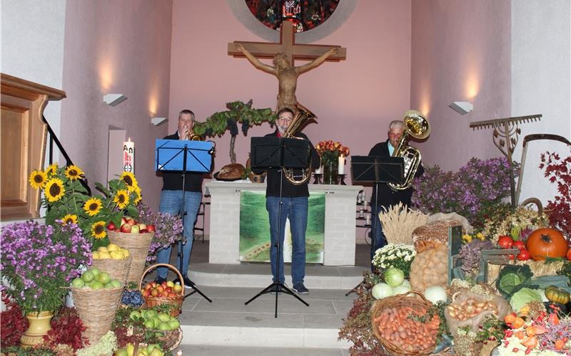 Frank Wörner (Trompete), Joe Haag (Bariton) und Ralf Kirn am Tenorhorn konzertieren vor dem Erntedankaltar.GB-Foto: Baum