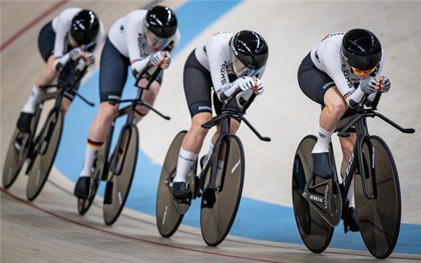 Franziska Brauße (vorne rechts) führte bei der EM den deutschen Bahnradvierer auf den zweiten Rang. GB-Foto: Mill