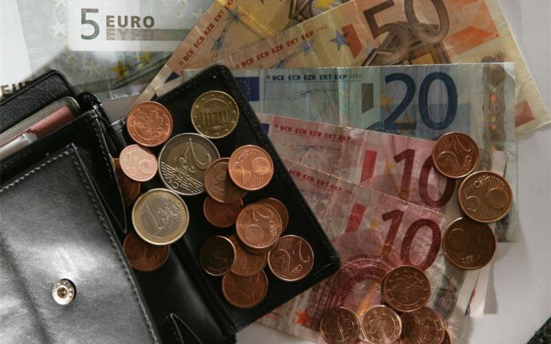 Frauen erhielten mit durchschnittlich 19,12 Euro brutto pro Stunde 4,08 Euro weniger als Männer (23,20 Euro). Foto: Jens Büttner/dpa-Zentralbild/dpa