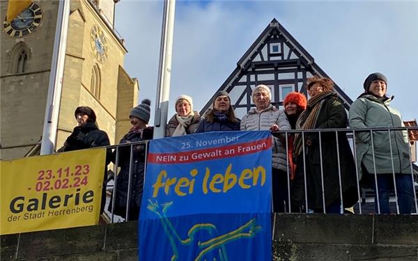 Frauenliste weist mit Plakataktion auf Gewalt gegen Frauen hin
