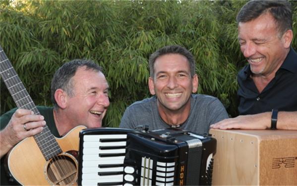 Fred X Band live im Biergarten des Naturfreundehauses: Herrenberg – Im Rahmen der Sommerreihe „Live im Biergarten“ gibt die Fred X Band am Freitag, 13. Juni, um 18 Uhr ein Konzert beim Naturfreundehaus. Das Trio schreibt sich drei Dinge ganz groß auf die Fahne: Acoustic-Live-Erlebnis pur mit handgemachter Musik, einmaliges Band-Setup mit Gitarre, Akkordeon und Cajon und ganz viel Spaß an der Musik. Da springt der Funke schnell aufs Publikum über – und die Sause nimmt ihren Lauf. GB-Foto: gb