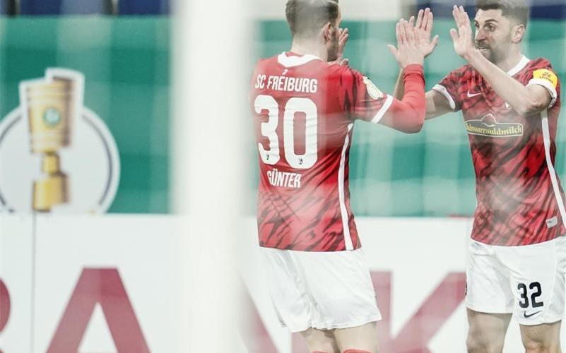 Freiburgs Torschütze Vincenzo Grifo (r) jubelt mit Christian Günter über das Tor zur 1:0-Führung gegen Hoffenheim. Foto: Uwe Anspach/dpa
