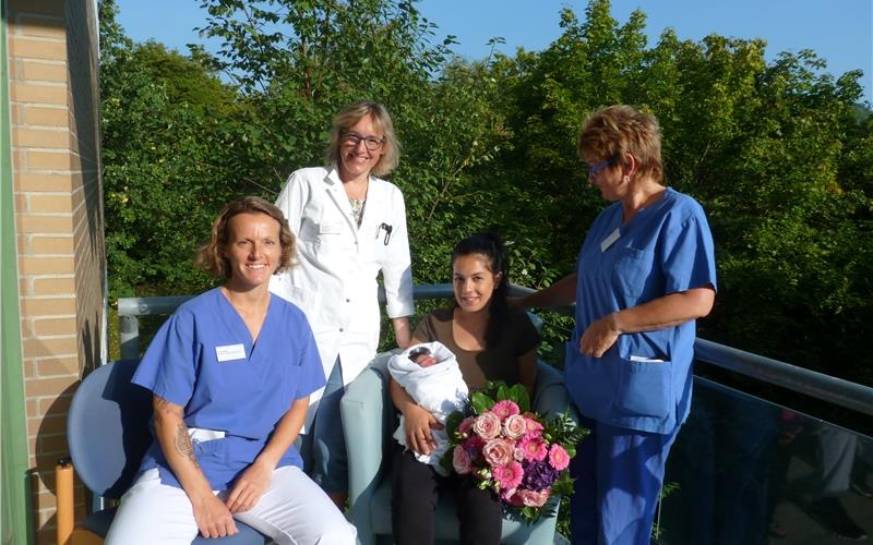 1000. Geburt in Herrenberg bereits im September erfolgt Freude über das 1000. Baby der Herrenberger Geburtshilfe (von links): Anja Hübner, Pflegerin der Wochenstation, Chefärztin Dr. Ines Vogel, Ezgi Süküt mit Alisa Masal und Hebamme Gisela Kaiser GB-Foto: gb